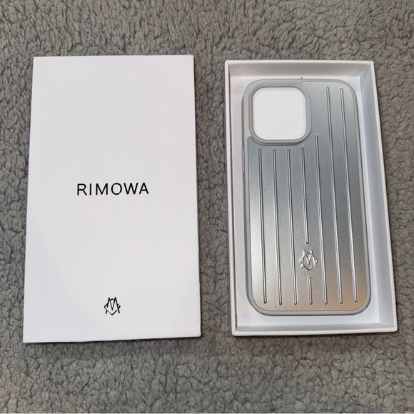 RIMOWA Aluminum Case for iPhone 16 Pro Max Silver  New in Box Fast Free Shipping - Picture 1 of 2